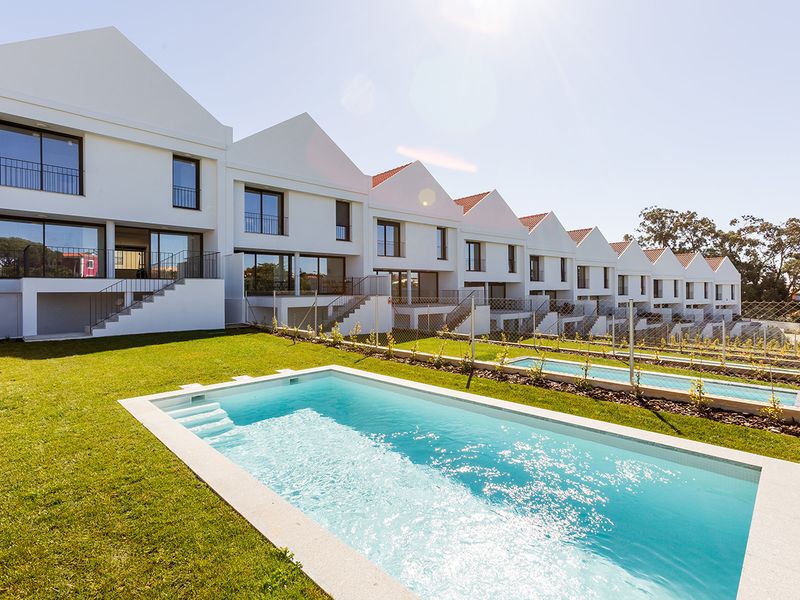 view of four-bedroom house with a pool for €925,000 near Lisbon